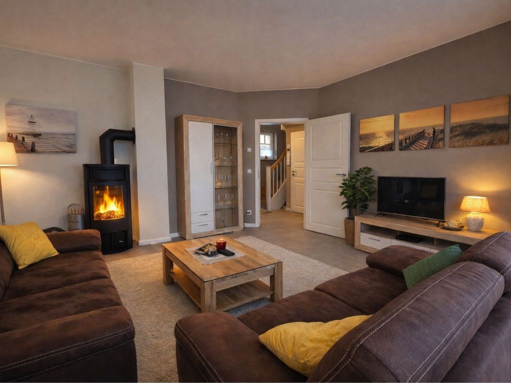Gemütliche Couchecke am Kamin und TV