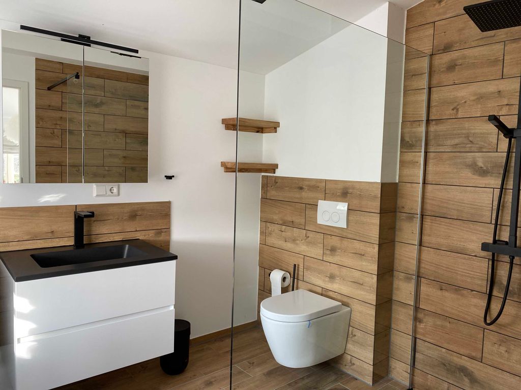 Helles Duschbad mit walk in Dusche