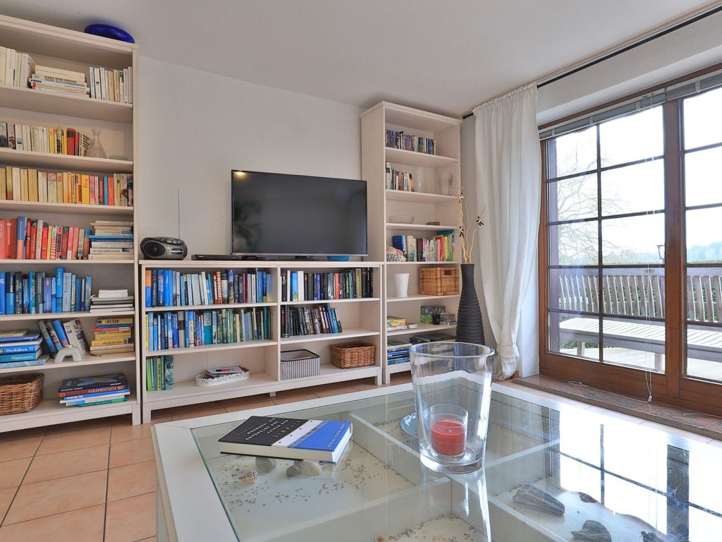 Fischerhaus Whg. Sommerbrise - Blick auf den TV vom Sofa