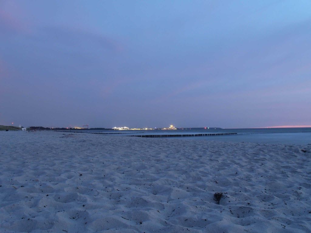 Strand mit Blick auf Warnemünde