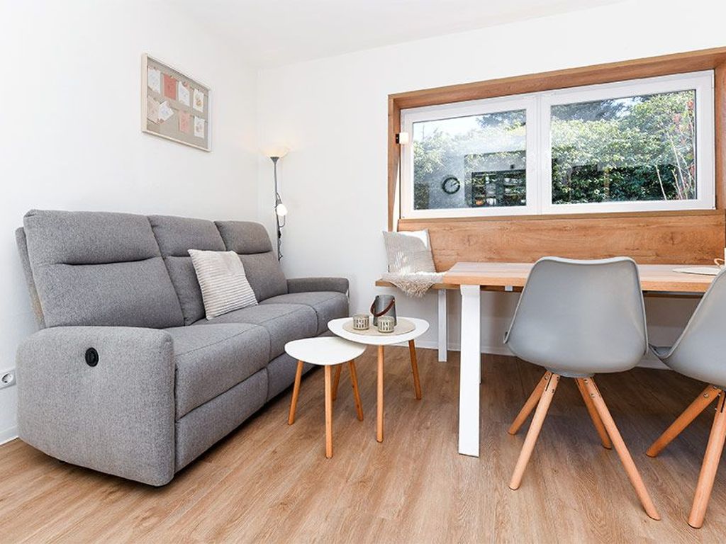 Wohnzimmer mit integriertem Küchenbereich