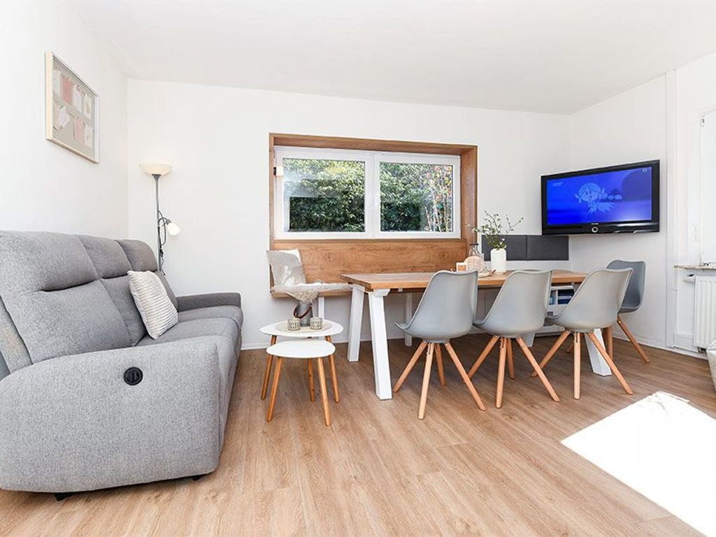 Wohnzimmer mit integriertem Küchenbereich