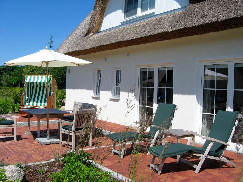 Terrasse mit Gartenmöbeln