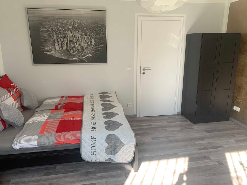 Kleiderschrank mit ausreichend Kleiderbügeln
