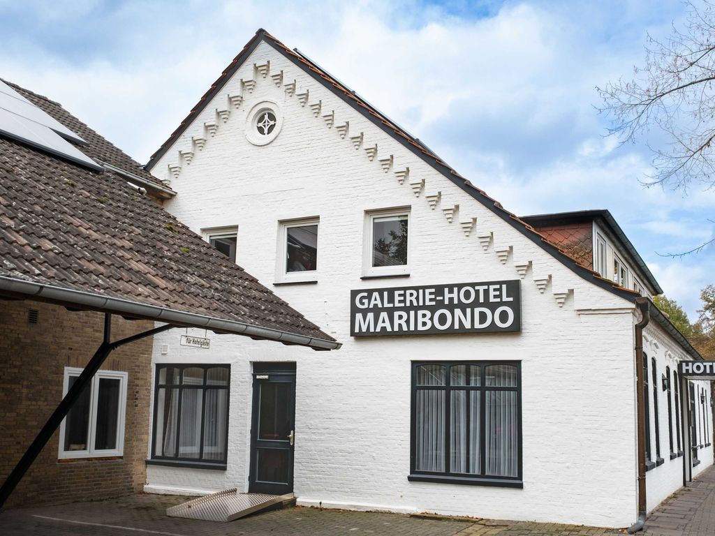 Galerie-Hotel mit Carport