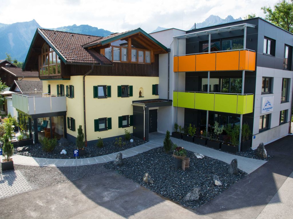 Außenansicht der Apartmenthauses. Eingangsbereich