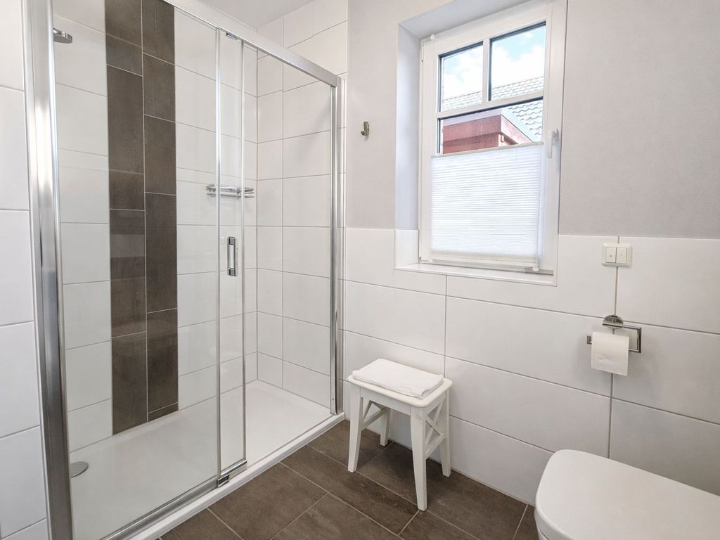 Helle moderne Bäder auf jeder Etage