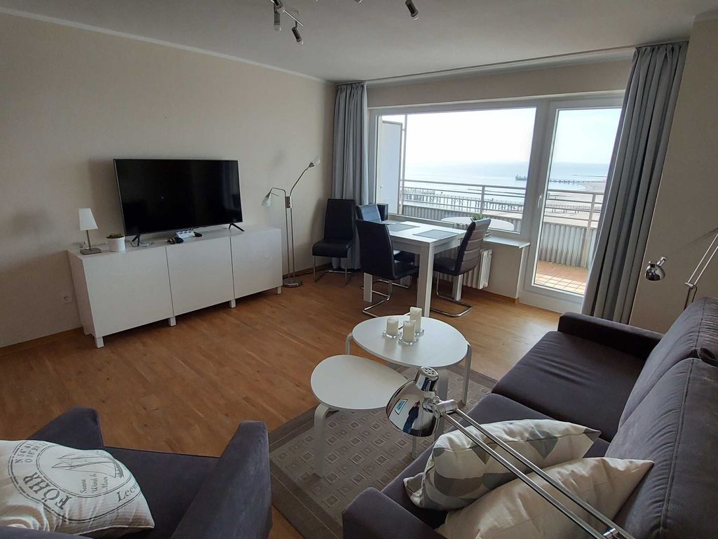 Wohnzimmer mit Eßplatz dirket am Panoramafenster