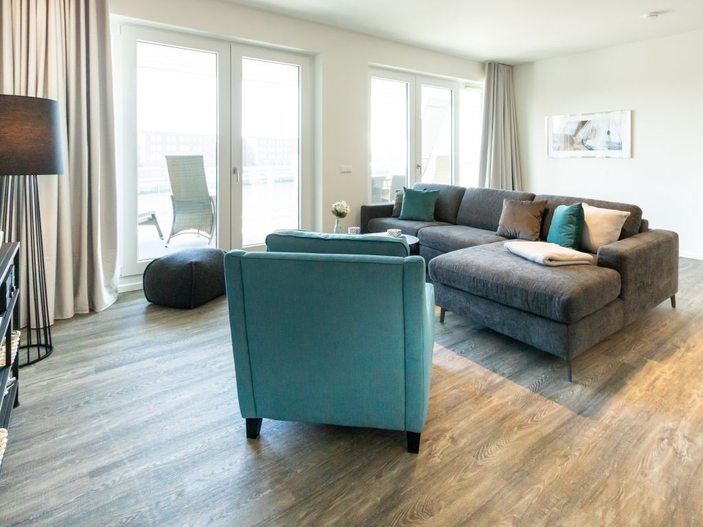 Hafenspitze App.26- großes Sofa im Wohnbereich