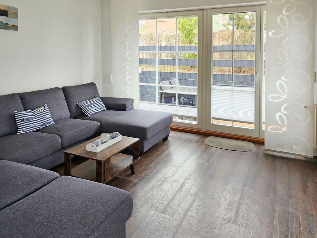 Dorow Ferienwohnung - Blick auf den hellen und offenen Wohnbereich mit Terrasse