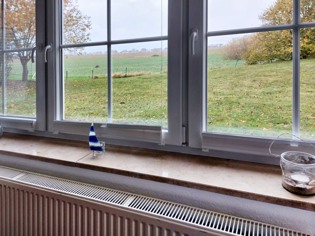 Dorow Ferienwohnung - Blick vom Essbereich auf die Wiesen und Felder