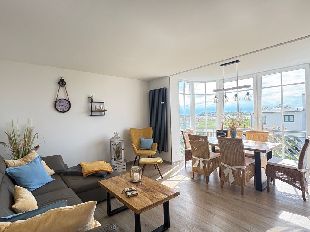 Wohnzimmer mit Seeblick