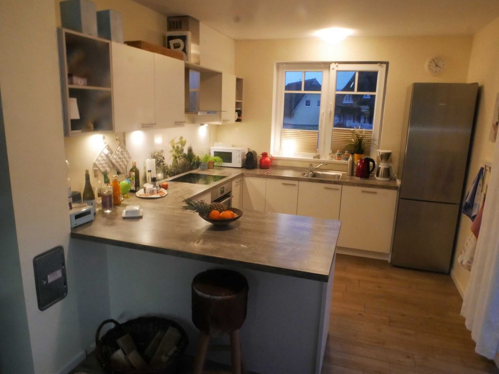 Moderne Wohnküche mit Tresen