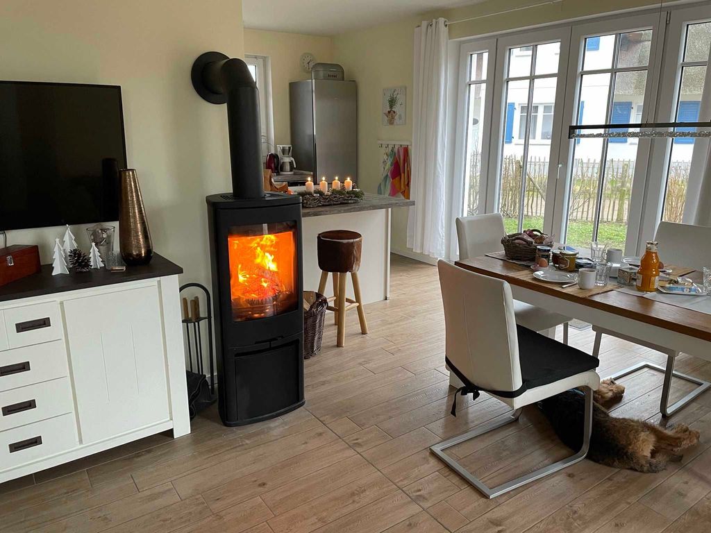 Offener Wohnbereich mit Kamin