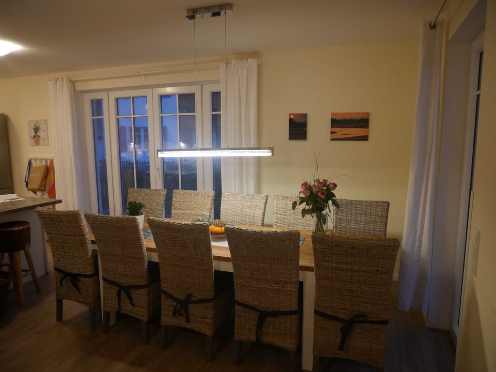 Wohnküche mit Tresen und großem Esstisch