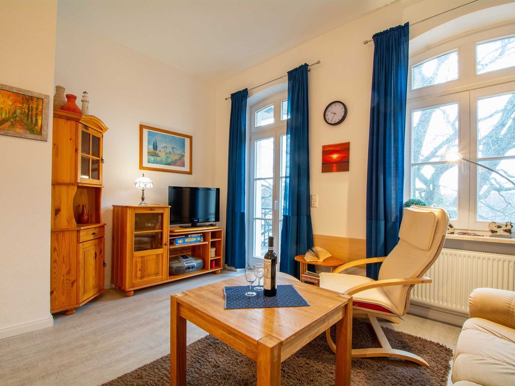 Der gemütliche Wohnbereich mit Zugang zum möblierten Balkon