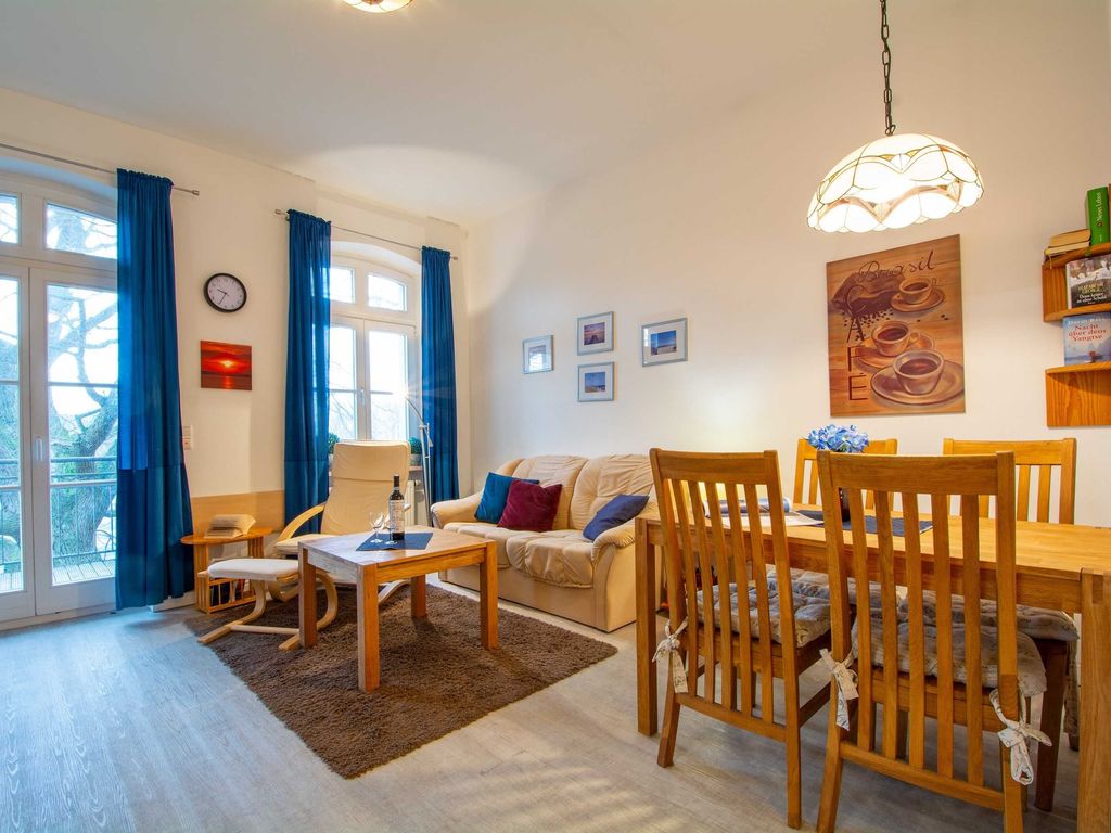 Der Wohnbereich mit Zugang zum möblierten Balkon