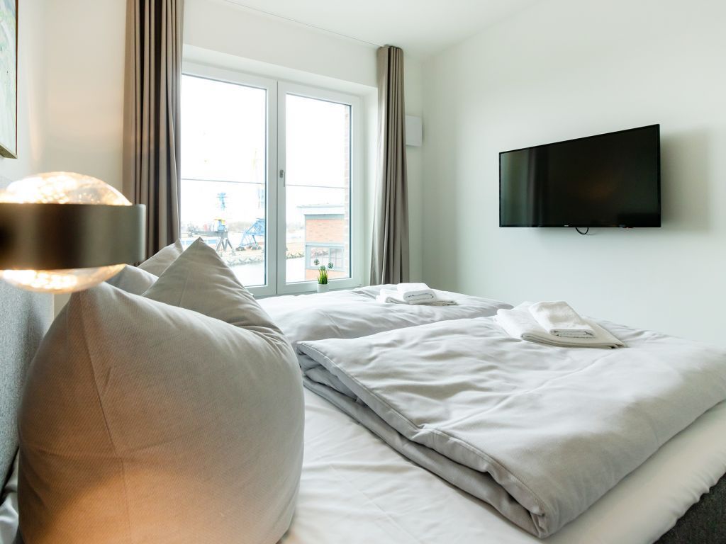 Hafenspitze App. 35 - Blick in das linke Schlafzimmer mit 2. TV