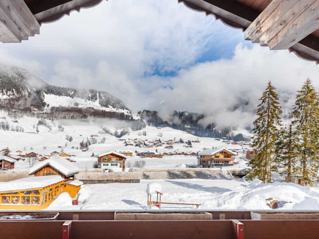 Ausblicke aus der Ferienwohnung Adlerhorst in Au-Schoppernau im Bregenzerwald. Oliver Natter als Gastgeber im Apart Solaria in Vorarlberg freut sich auf Sie.