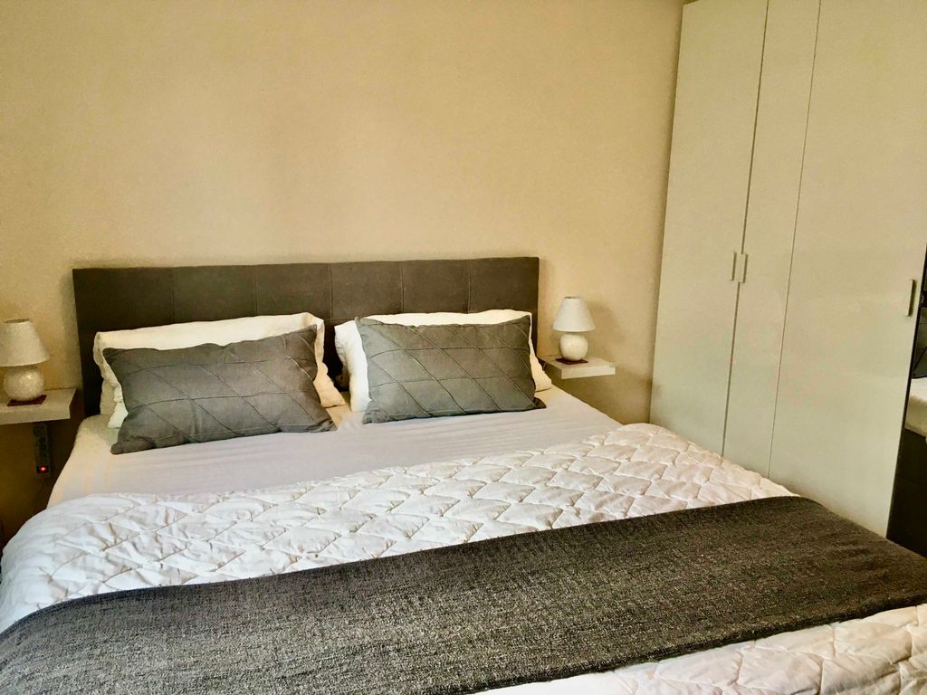 Doppelbett ohne Bettwäsche
