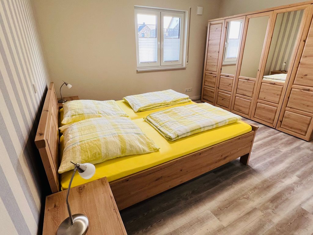 Schlafzimmer mit Doppelbett