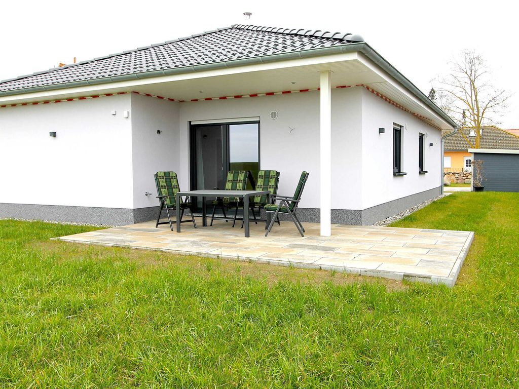 Außenansicht mit Terrasse und Gartenmöbeln