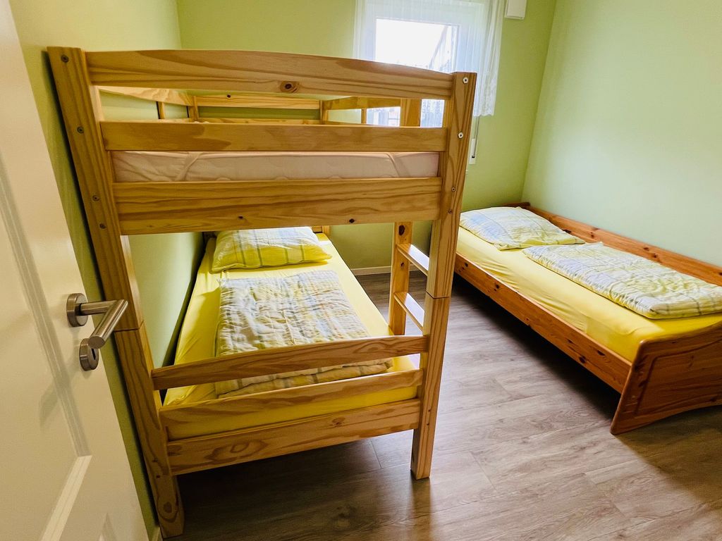 Schlafzimmer mit Etagen- und Enzelbett