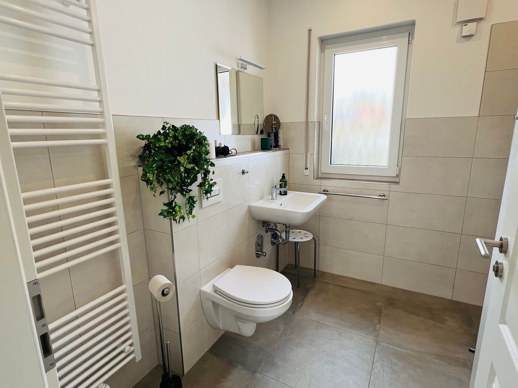 Badezimmer mit Dusche und WC