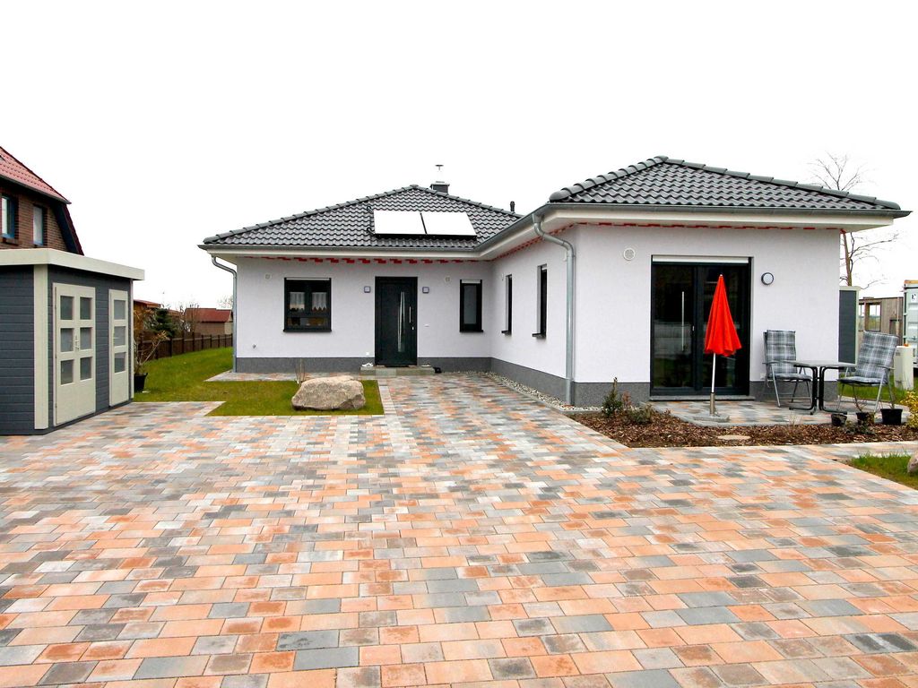 Vorderansicht mit Parkplatz und Gartenhaus