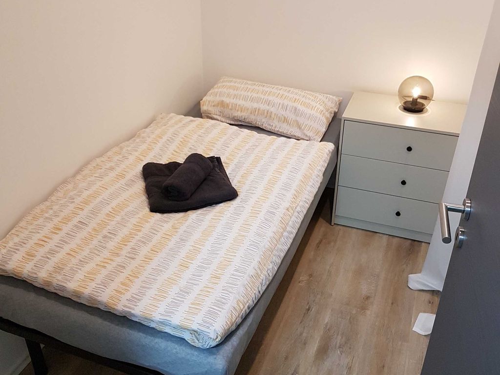 Einzelzimmer mit TV unten   Bett 90x190