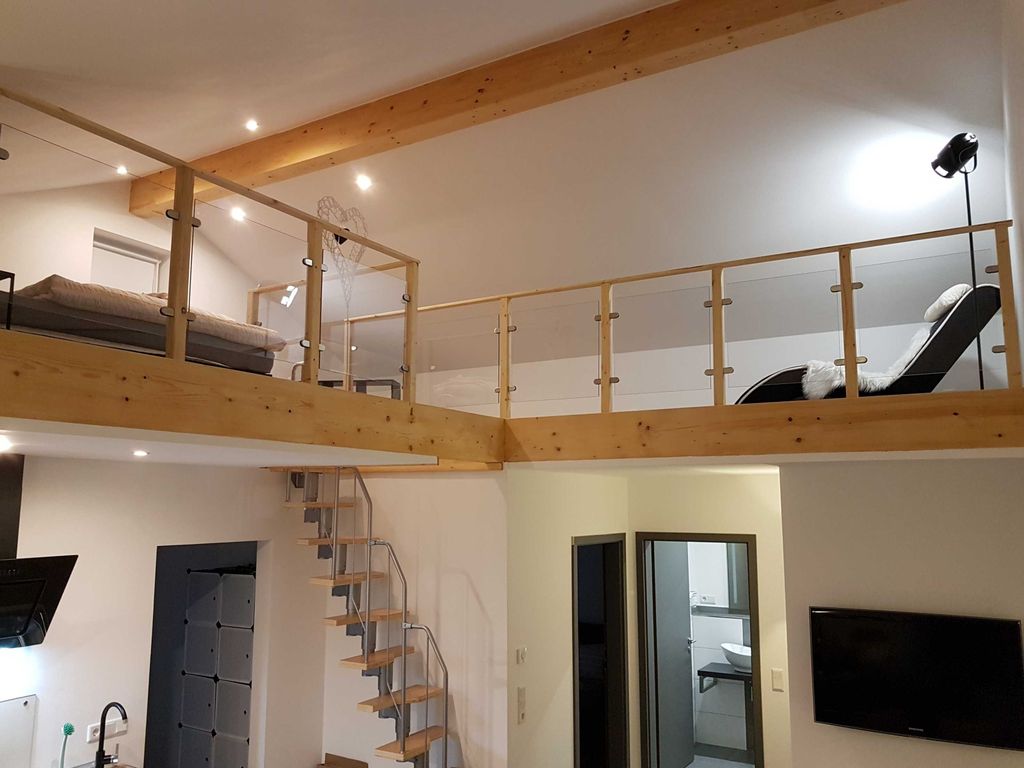 Empore mit Steiler Treppe