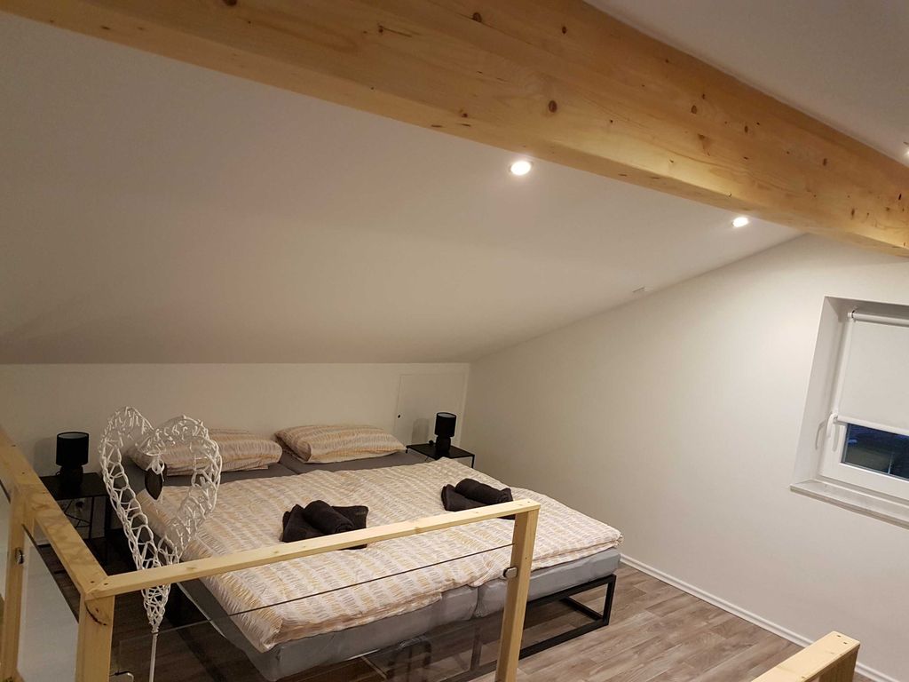 Schlafraum Empore mit TV Bett 180x200 getrennte Matratzen