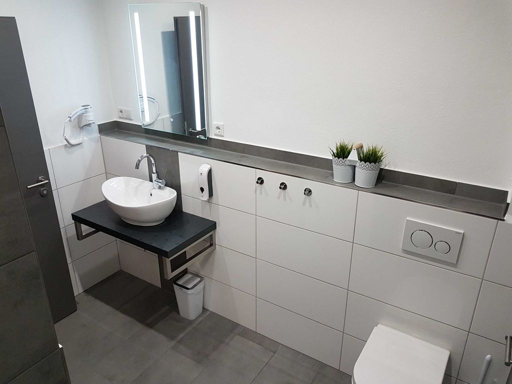 Bad mit Waschtisch /Toilette und Dusche
