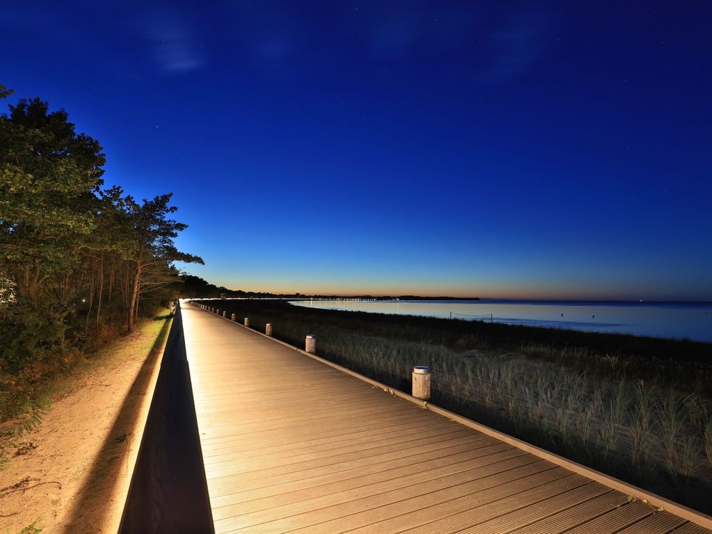 Ostseebad Boltenhagen - Blick auf die Dünenpromenade bei Nacht