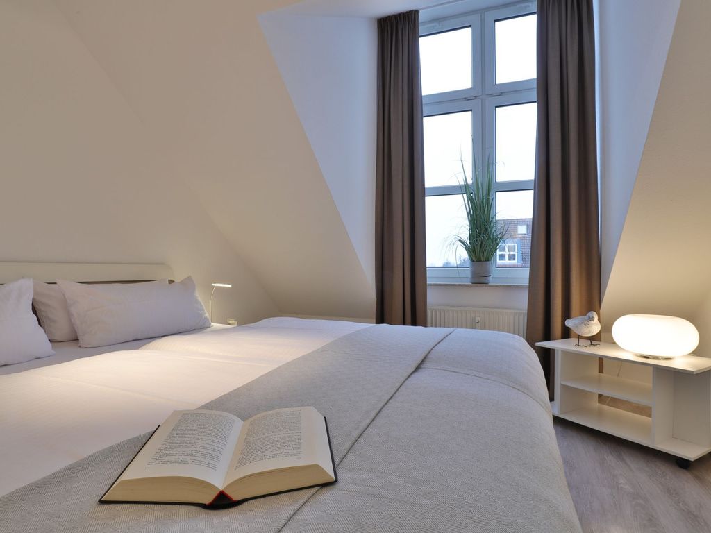 Sünnslag App.13/59 - Blick in das Schlafzimmer mit einem Doppelbett