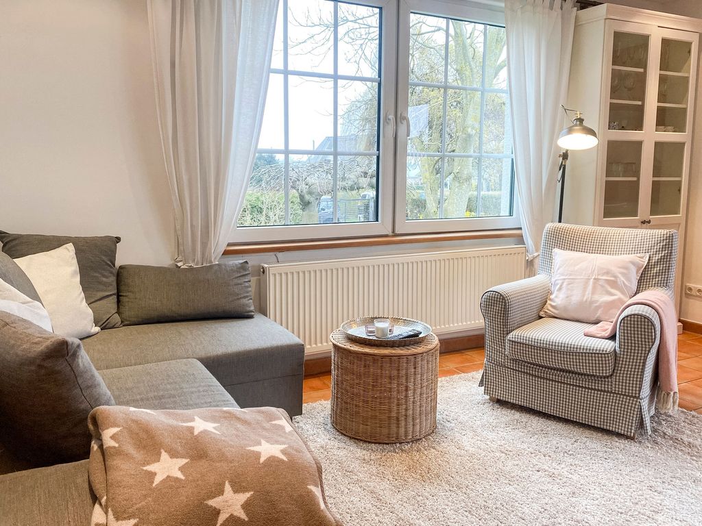 Wohnzimmer mit Schlafcouch und Sessel