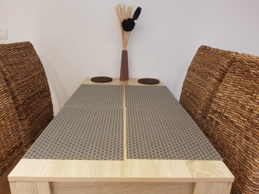 Tisch mit vier Stühlen zum Essen, Klönen, Spielen