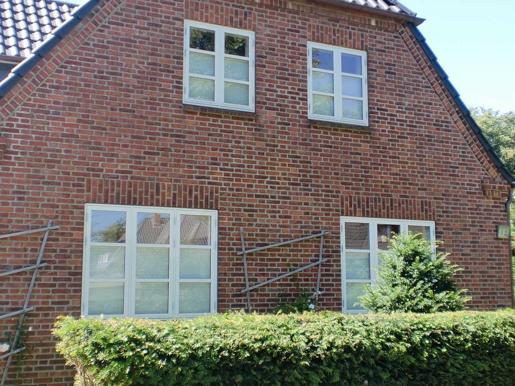 Die Vorderansicht des Hauses von der Straße