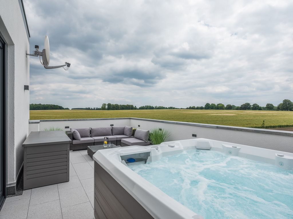 Blick auf den eigenen Außen Whirlpool