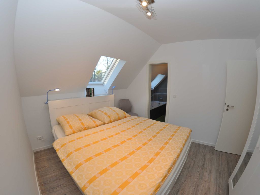 Schlafzimmer I mit kleinem Wannenbad/WC