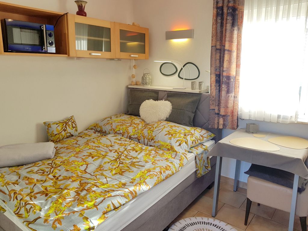 Helles Wohn/Schlafzimmer mit hochwertigem und gemütlichem Boxspringbett für ein oder zwei Personen
