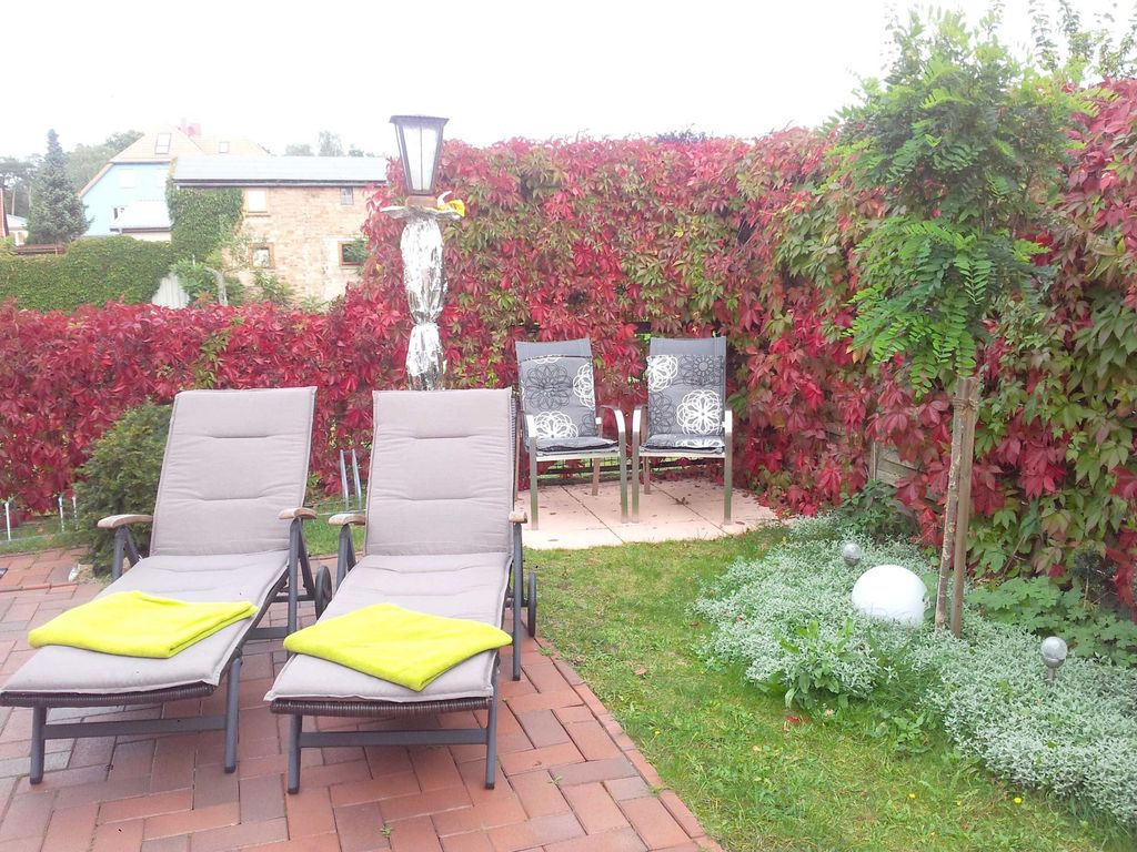 Große Terrasse mit sehr komfortablen Liegen und bequemen Stühlen, Grill, Sonnenschirm usw.