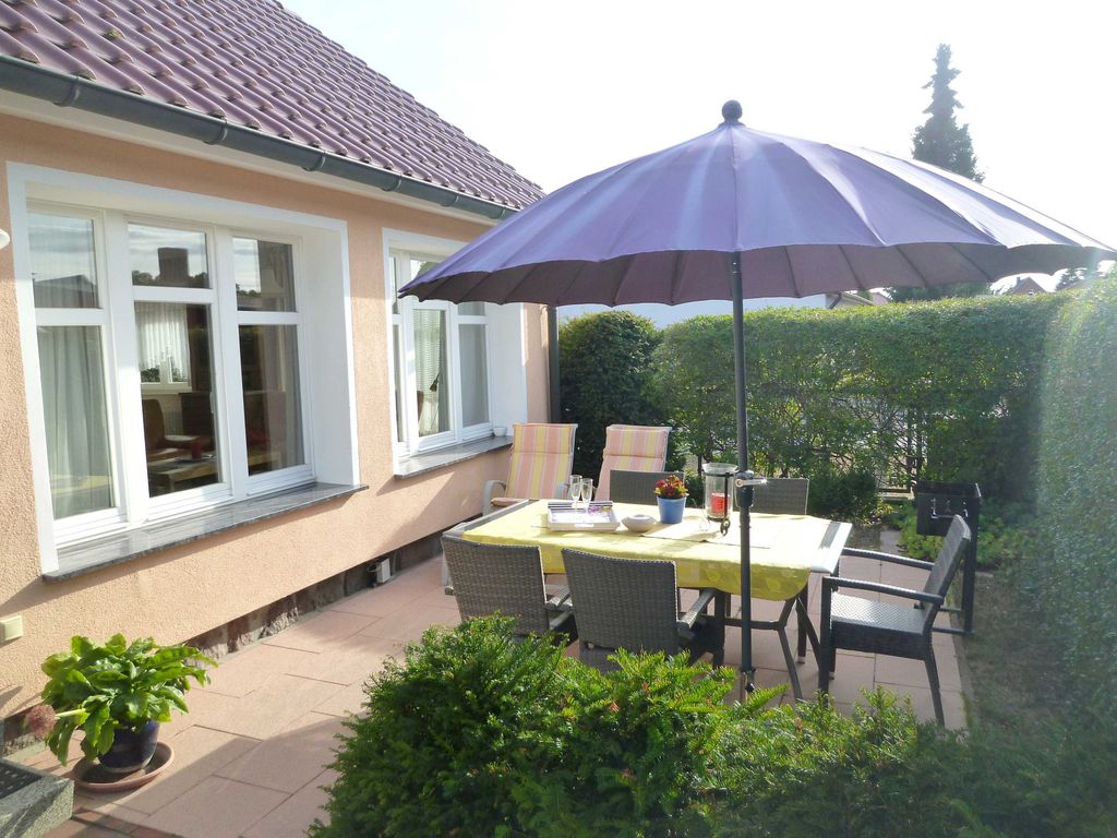 Ferienhaus Strandperle mit geschützter Terrasse nach Süden vor dem Haus