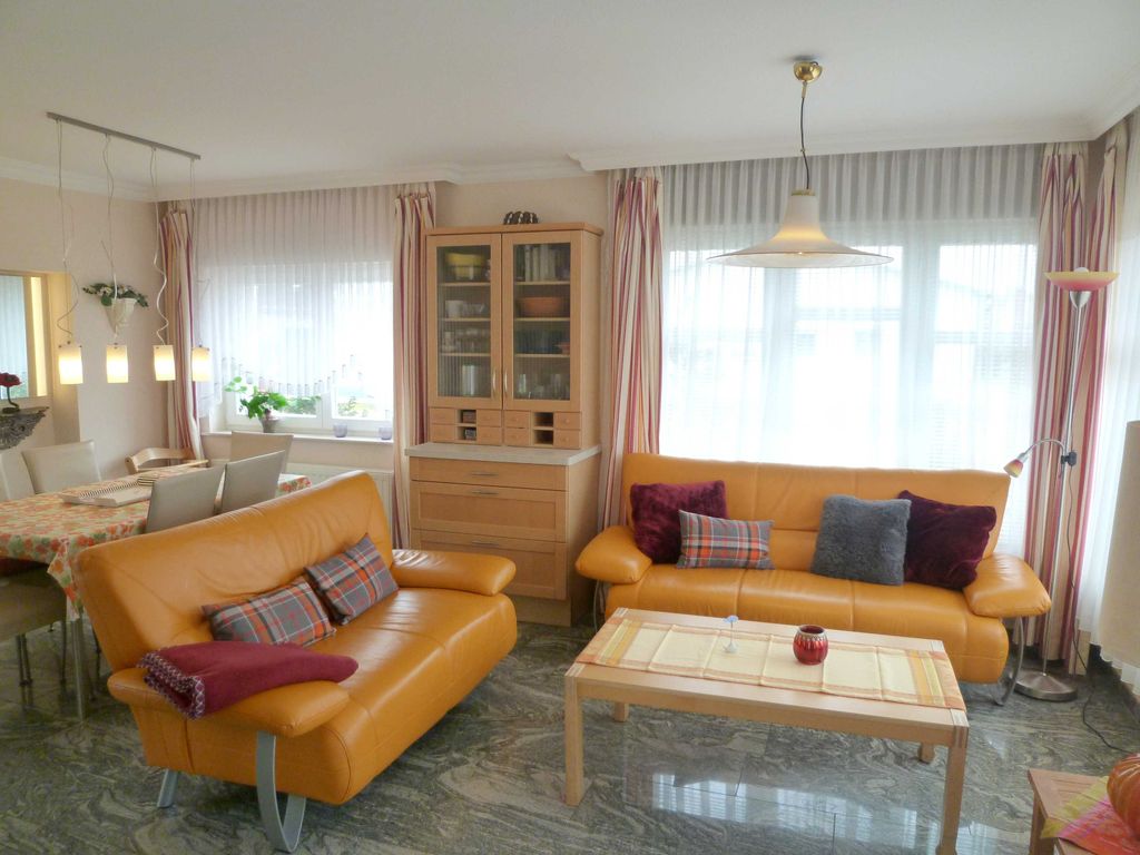 Großzügiges Wohnzimmer auf 3 Seiten verglast mit moderner Ledergarnitur, ca. 29 m²