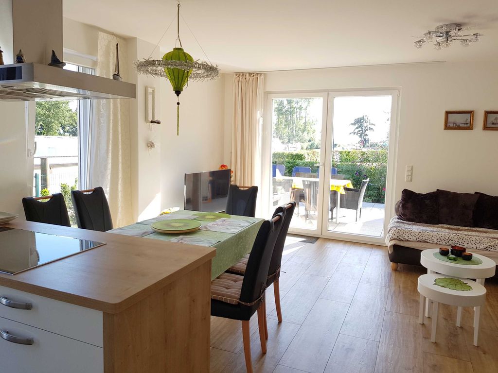 Helles Wohnzimmer mit hochwertiger Ausstattung, Lederstühle, bequeme Ledercouch