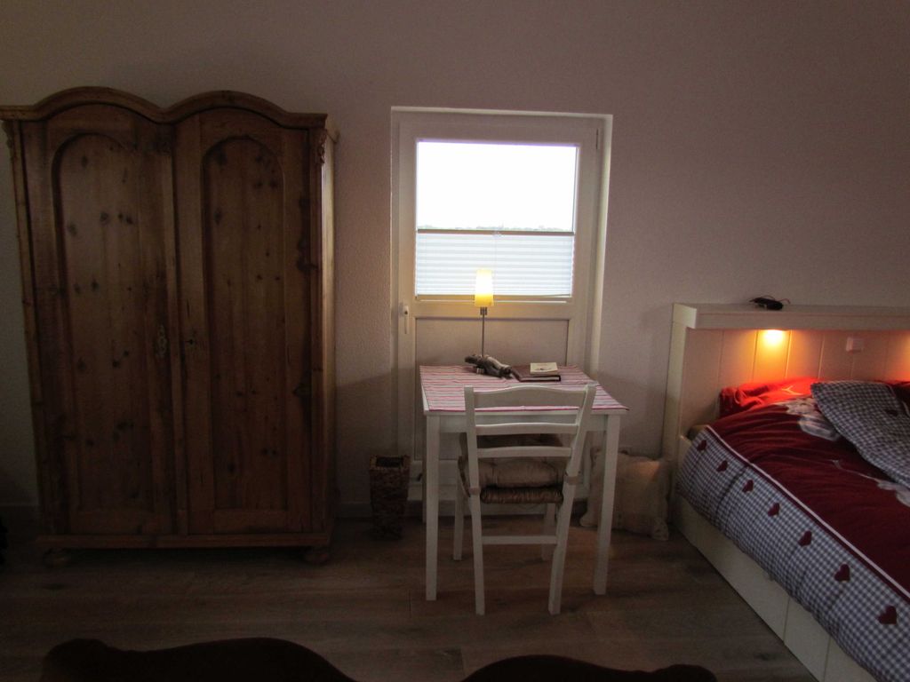 Schreibtisch und Schrank