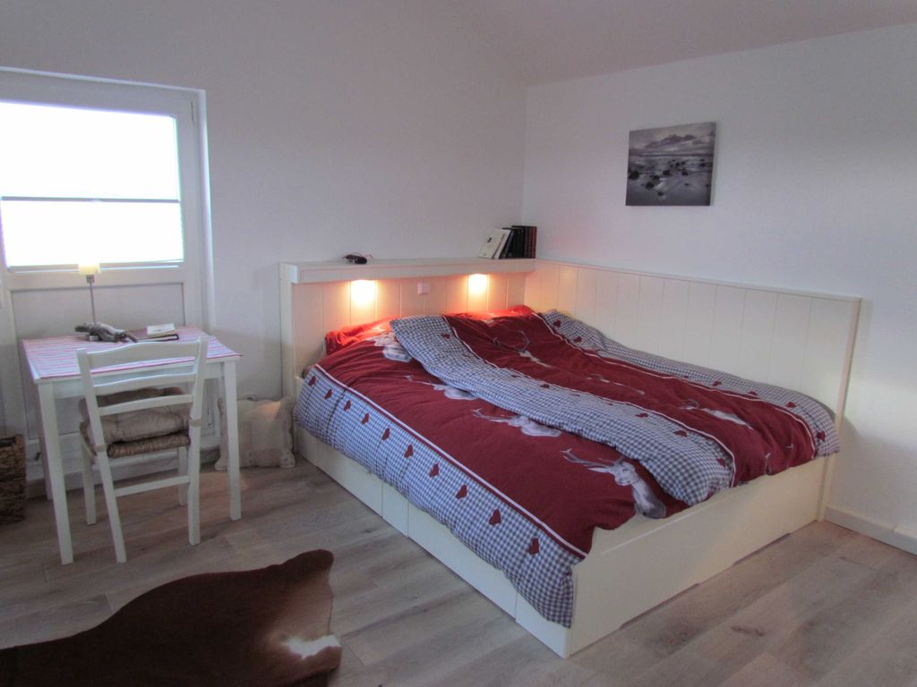 Bett und Schreibtisch