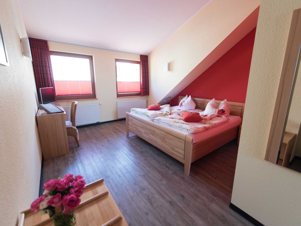 Ansicht Schlafzimmer mit Sitzgelegenheit und Schreibtisch