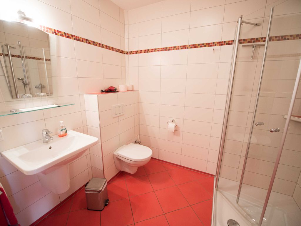 Badezimmer mit ebenerdiger Dusche