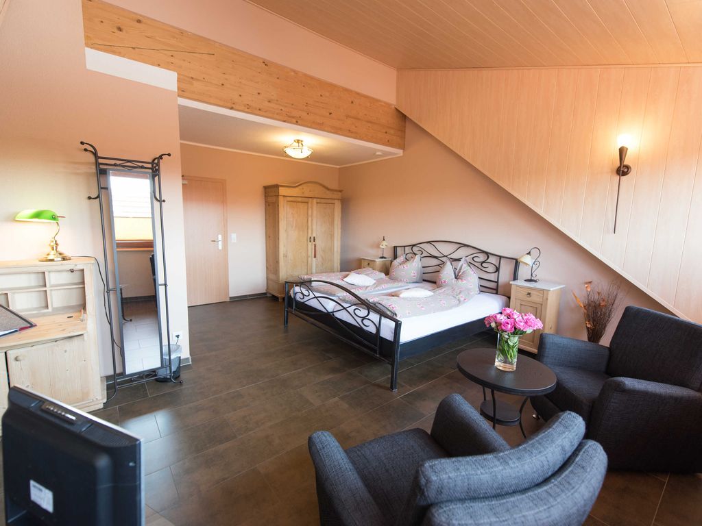 Schlafzimmer mit Sitzgelegenheiten und Schreibtisch###br###Bacchus Landhauszimmer